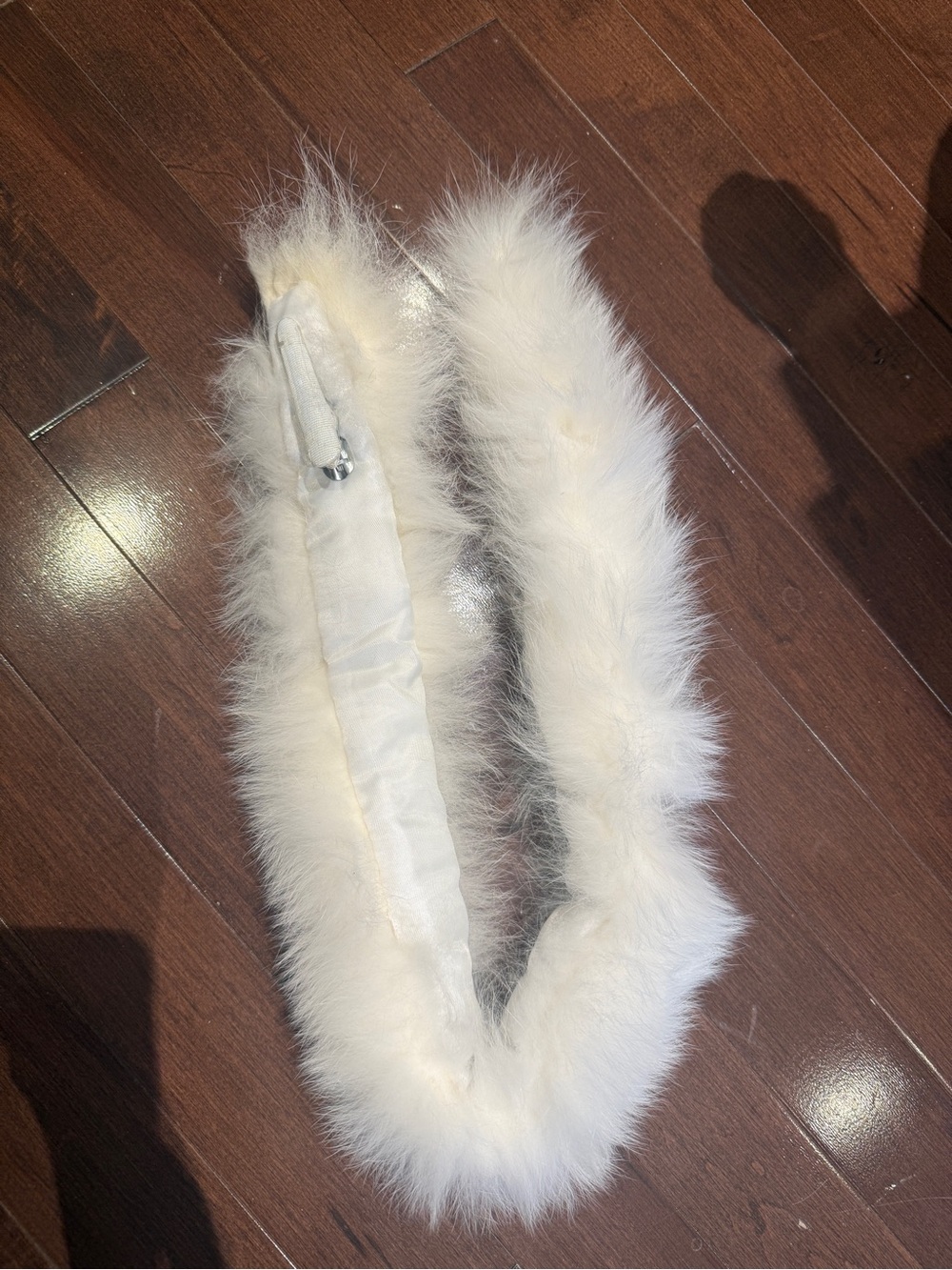 Collar or scarf white fur